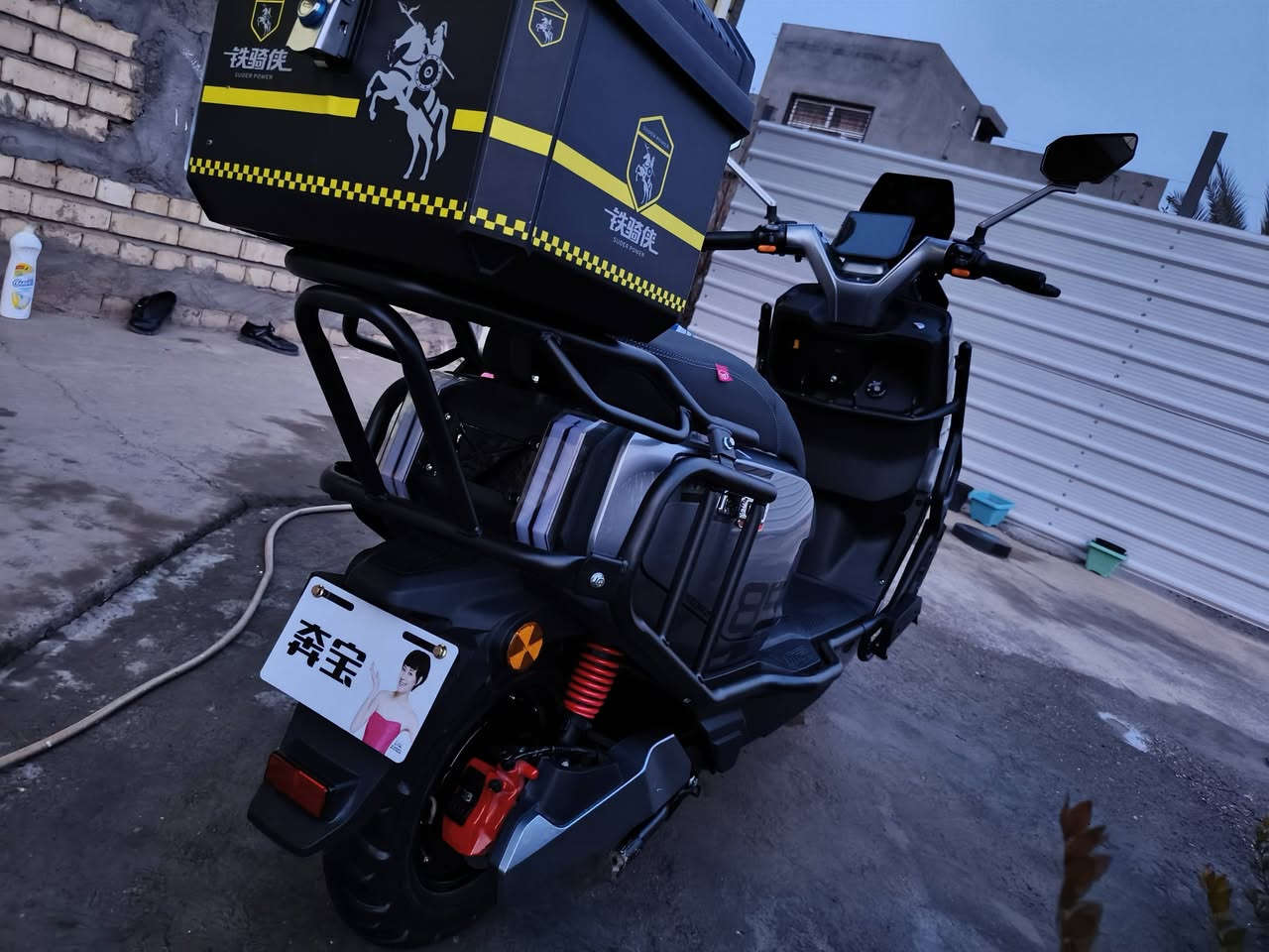 سلام عليكم لبيع دراجه صاعقه بمواصفات عالميه دراجه قويه الئ درجه ورزنه حيل وشكلها كلش فخم وحلو وتجي بطاريتها مسطره 72v وملف ٢٠٠٠ واط وسرعه ٨٠-٨٥حقيقي وتمشيك ٥٥-٦٠ كيلو ودراجه قويه بمعنئ الكلمة وعارضها لبيع ومستعجل عله بيعتها دراجه اخذتها مليون و300 جديده زيرو انطيني سعرك وارد عليك رقمي ***********
