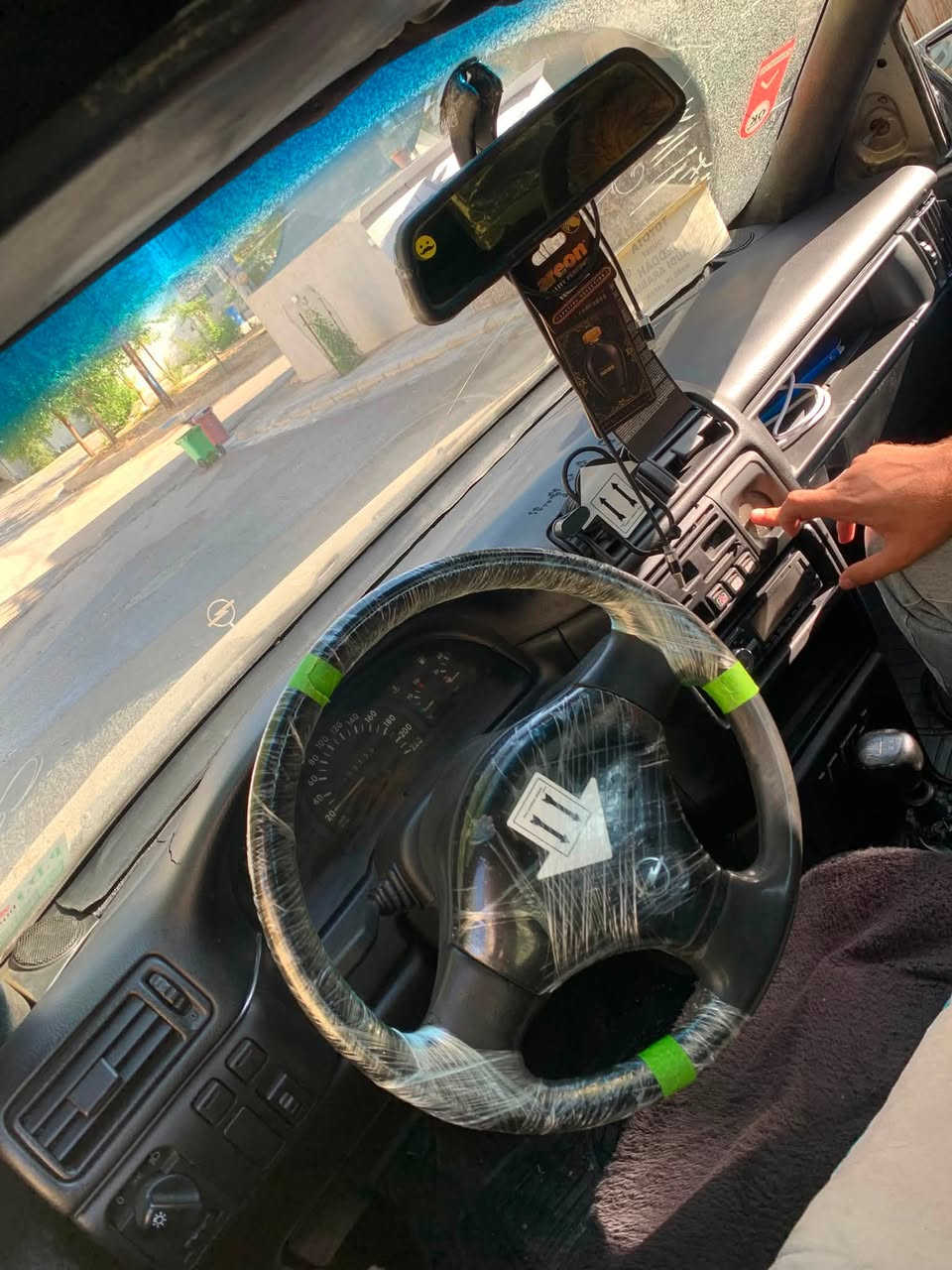سەرەتا بەناوی خوای گەورە ئۆپڵ ڤیکترا مۆدێل ١٩٩٣ کامل کردومە بە ٩٥ مەکینە ٢٠ بەشەرتی دوکەڵو بەخار سەیارەکە سلایتە چوار تایەو ویلی لۆکم بۆ بەستوە 
هەمو گیانی بەشەرت دینار مەسرەفی نیە کارەبای بەشەرت تەقەو رەقەو موسو براوەو  دەعم بە شەرت شوێن پیرەمەگرون نرخ١٥$
***********
***********
