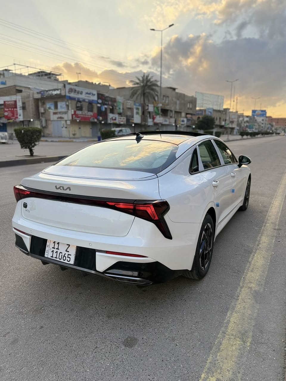 كيا كي فايف K5  
ضمان شركة المجموعه الدولية 
2025
مستخدم عداد 4000 Km
رقم بغداد مثبت لوحات 
مواصفات فول 1/1 
مكينه 2.5 
بانوراما 
بصمه تشغيل 
تشغيل عن بعد 
حساس امامي 
حساس خلفي 
مري كهرباء 
داخل ابيض  
مقاعد جلد 
تبريد قطعتين 
شاشة كبيره
كامره خلفيه 
مقاعد الاماميه كهرباء 
شاحن موبايل 
بك لايت خلفي LED
اريل نفكيتر 

‏‎العنوان بغداد كرادة 
***********
