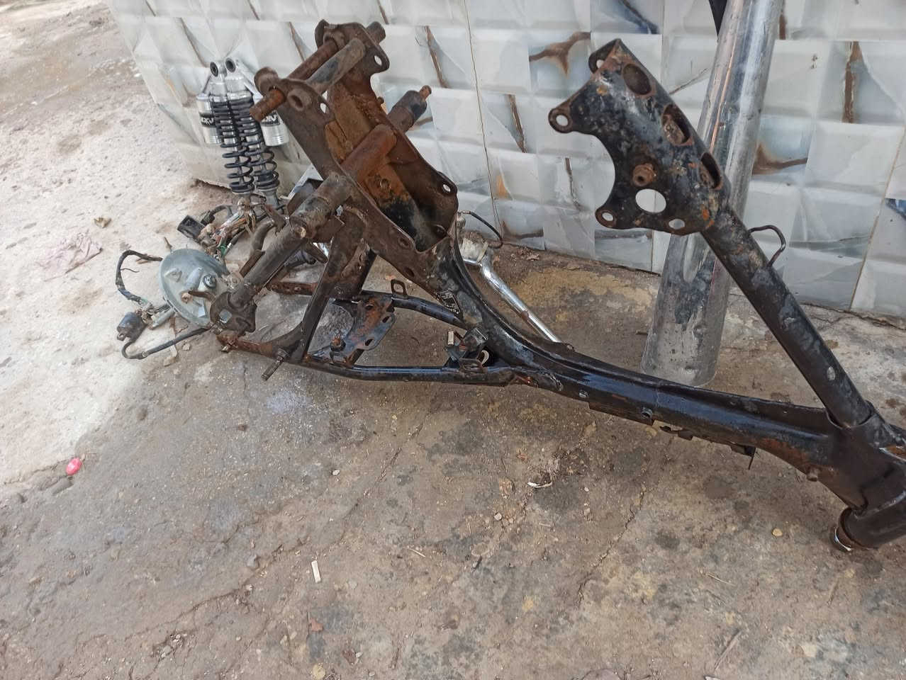 سلام عليكم شاصي وغراض مال تعمير دبلات وصالنصه وضفيره كامله هيه وتفرعاتها كتف وبطل وكابريته ومجمع سكليتر وسكان ودوسه بريك وطبله بنز امامي وشوته سعرهن 125 ومجال قليل ***********
