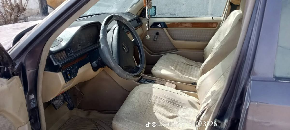 مارسدس دب للبيع موديل 1991 سياره مرتبه تخم تاير جديد كير مكينه حداديه خير من الله  السعر خاص لاستفسار ***********
