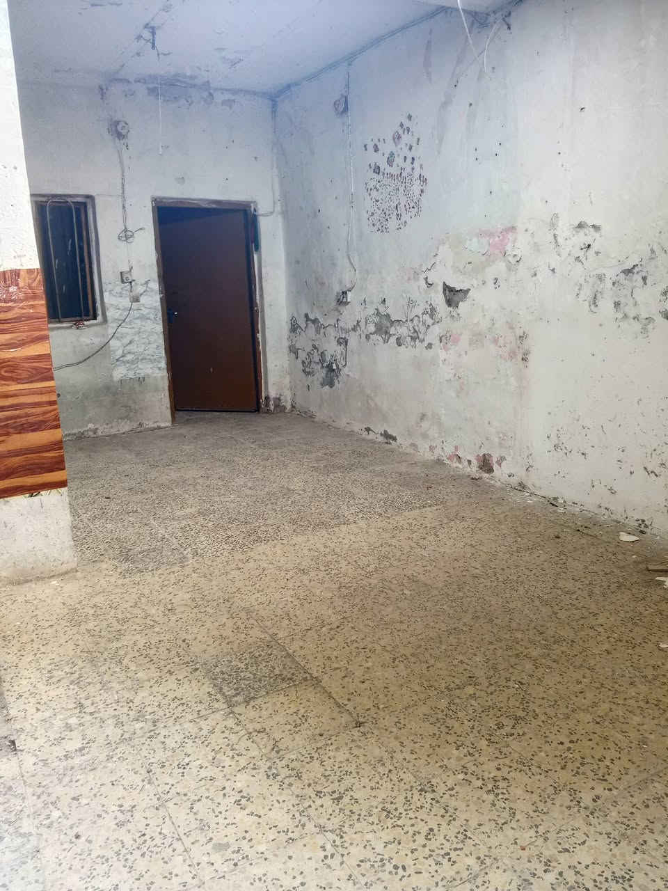 بيت عجد الجامع  لبيع 50م غرفه وصاله وصحيات مكلف بنشر م ***********
