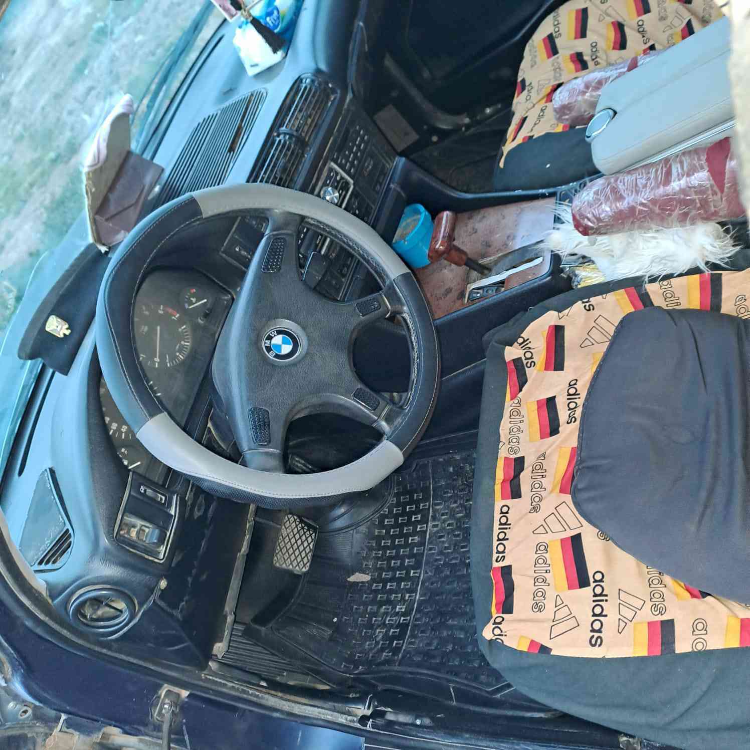 بي ام دبليو ٥٣٥
موديل ١٩٩٣
رقم انبار مشروع وطني سنوية ساقطة صار شهر 
مكينة مفتوح ٥٣٥
سيارة مال تعمير
عليهة غرامات ورقتين
او مراوس صاحبهة موجود بديالى شرط التحويل 
او مراوس سعر ٢٨ وبي مجال قليل
المكان ديالى المقدادية الاتصال ***********
