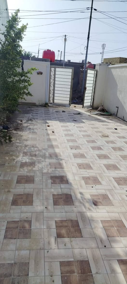 بيت م350 حي الحكيم قرب شهيد نزار نفس النزلة شارع جاهز لصب يتكون من غرفتين نوم وصاله ومطبخ واستقبال وحديثه وكراج سيارة بناء طابوق وصب كونكريت مرقم من البلديه السعر بي60 وبي ومجال الاتصال:*********** أو عبر واتساب ***********
