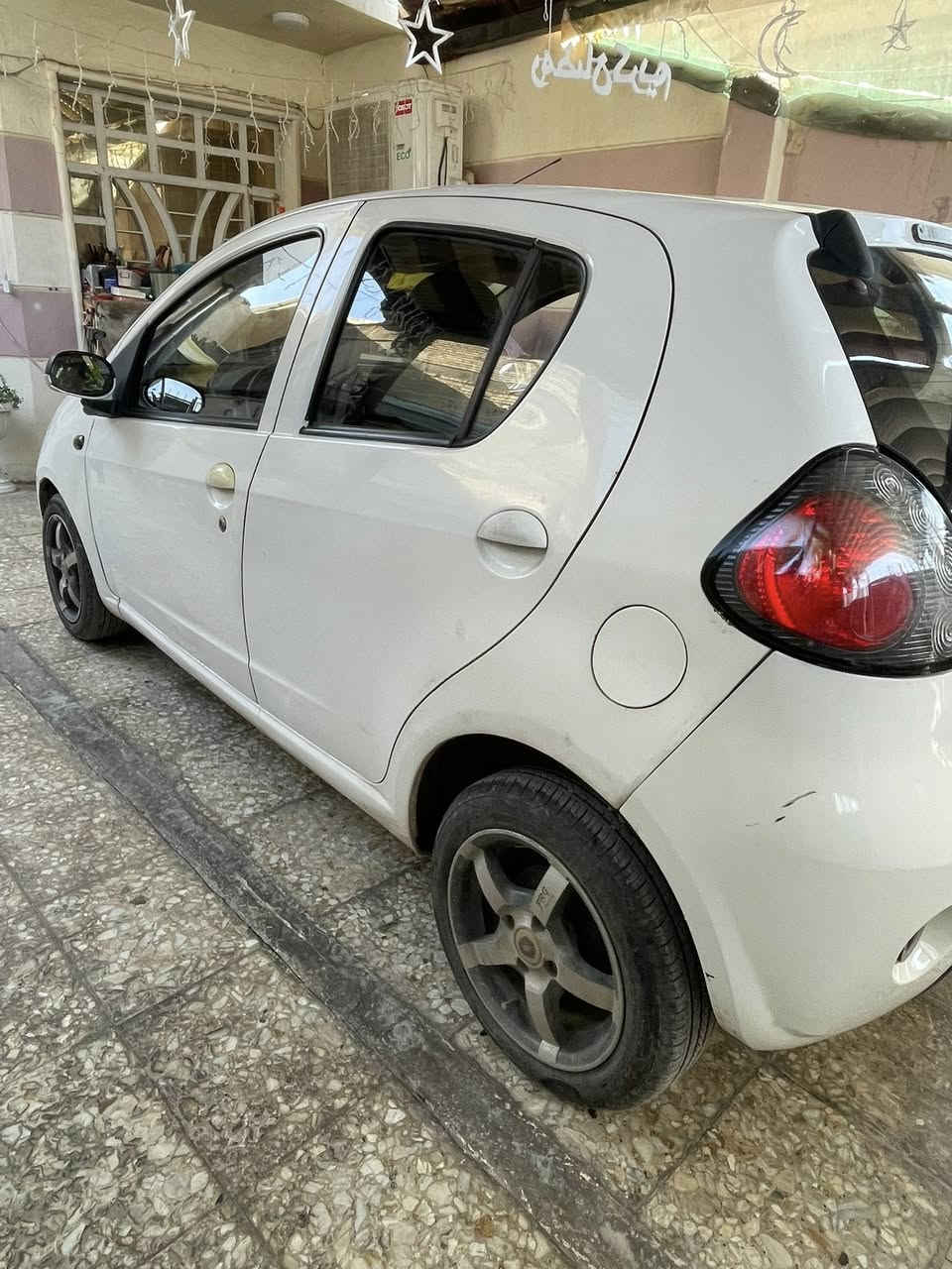 جيلي باندا 2013 حلوة ونظيفة مابيها اي نقص تبريد شغال بارد كلش حماوة ماكو متصعد ابد 
بيها طخات خفيفه ب جاملغات اماميه 
كير مكفول 
محرك مكفول 
سنوية وهزه جديدات 
سعرها 48 بيها مجال 
عنوان بغداد العامرية 
لتواصل ***********
