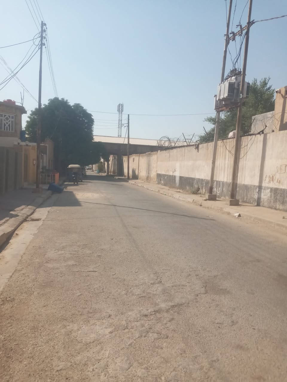 دار للبيع مساحته ١٦٨
طابقين  بناء حديث

كوت العزه القديمه يبعد عن الشارع الرئيسي منزلين
شارع مركز الشرطه 
التواصل ***********
