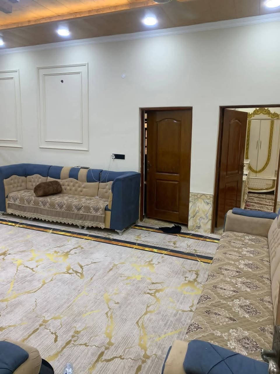 ع بركة الله
البيت للبيع  ( طابو صرف ) المساحة الكليه اكثر من ٣٠٠ متر  واقع حال والمساحه بالطابو ٢٩٨ م ولا توجد اي مشكله بحدود مساحة البيت
 
العنوان : 
قضاء كرمة بني سعيد شارع ابو اثير المضمد خلف السوك مباشرة خدمات كامله ماء كهرباء مجاري يحتوي على دوانيه خارجيه ٩ ×٤ وساحه وطارمه وحديقه وصحيات خارجيه 
وتم ترميم البيت حديثاً 
ويحتوي على مدخل ٣×٤
ويحتوي على ٣غرف ٦×٤ 
مع استقبال ٧×٥ ونص
مع مخزن خارجي 
ومطبخ حار وبارد 
صحيات حمام داخلي وحمام تواليت خارجي 
مساحه بمدخل البيت تحتوي على حديقه والباقي ارضية شتايگر 
البيت صالح للسكن 
 كل البيت معجون درجة اولى وصبغ مواصفات درجه اولى 
السطح عازل للحراره  
١ خزان ماء سعة ١٠٠٠ لتر داخلي 
١ خزان ماء سعة ١٠٠٠ لتر خارجي

الاستفسار الإتصال ***********
