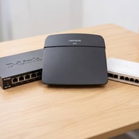 دي لينك DGS-108 • لينكسس E900 • ٨ منافذ