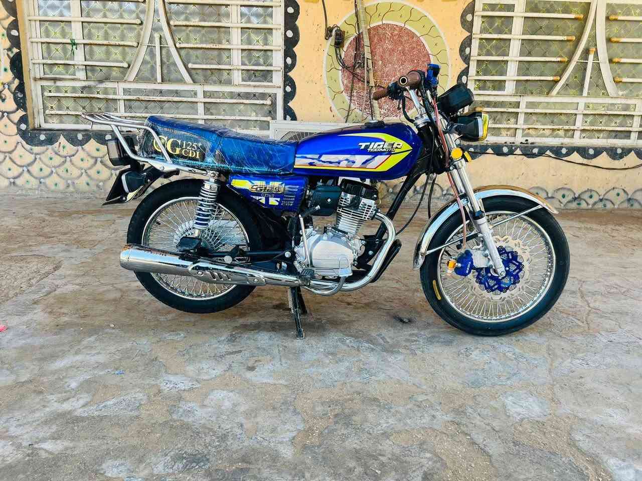 سلام عليكم دراجة تايكر موديل ٢٥ أوراق كامله الدراجه مكفولة كفاله عامه الدراجه جديده وحلو وشرط انضف من الصوره السعر ٧٢٥ وبيهة مجال رقم ***********
