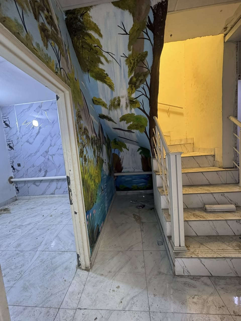 مشتمل اللايجار الدوره الصحه 
طابقين طابق الاول بي غرفتين وحمام ومطبخ 
طابق ثاني غرفتين وحمام 
سعر ٦٠٠
***********
