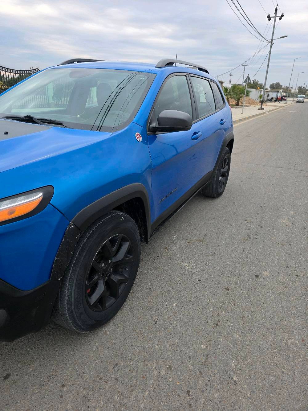 جيب شيروكي بزون ترايل هوك اعله فئه 2018 6سلندر حادثهة خفيف بدون ايرباك لون مميز ازرق فيروزي ماشيه 127 ميل مكان السياره العماره السعر 135 ورقه وبيهة مجال بسيط 