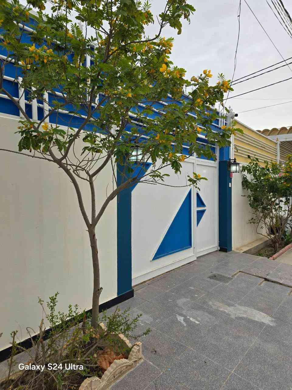 🏡 بيت مميز للبيع (تأثيث كامل - غير مسكون ) جـاهـز لـلـسـكـن الفـوري 🏡

​📍 الموقع:  قرية الغدير٢ - بلوك 9 / دار 3.
🧭 الواجهة: شمالية (بصف الركن)، وقريب جداً من البوابة الرئيسية للمجمع لسهولة الدخول والخروج.
​📐 مواصفات الدار:
​التصميم: طابق ونصف.
​الحالة: مؤثث بالكامل.
​📸 (الصور المرفقة تُظهر كافة التفاصيل والتشطيبات الفاخرة للبيت من الداخل والخارج) 👇
​📞 للاستفسار عن السعر وباقي التفاصيل:
يرجى إرسال رسالة مباشرة عبر تطبيق الواتس آب على الأرقام التالية:
📲 *********** | م. فارس
📲 *********** | م. عمار
​🏢 أو شرفونا بزيارة موقعنا:
مكتب "سيد الأوصياء للعقارات والأعمال الهندسية"
📍 عنوان المكتب: مجمع السلطان - مقابل المدينة الملكية - مباشرة على الشارع الحولي.
​#عقارات_النجف #مجمع_السلطان #بيوت_للبيع #عقارات #سيد_الأوصياء
