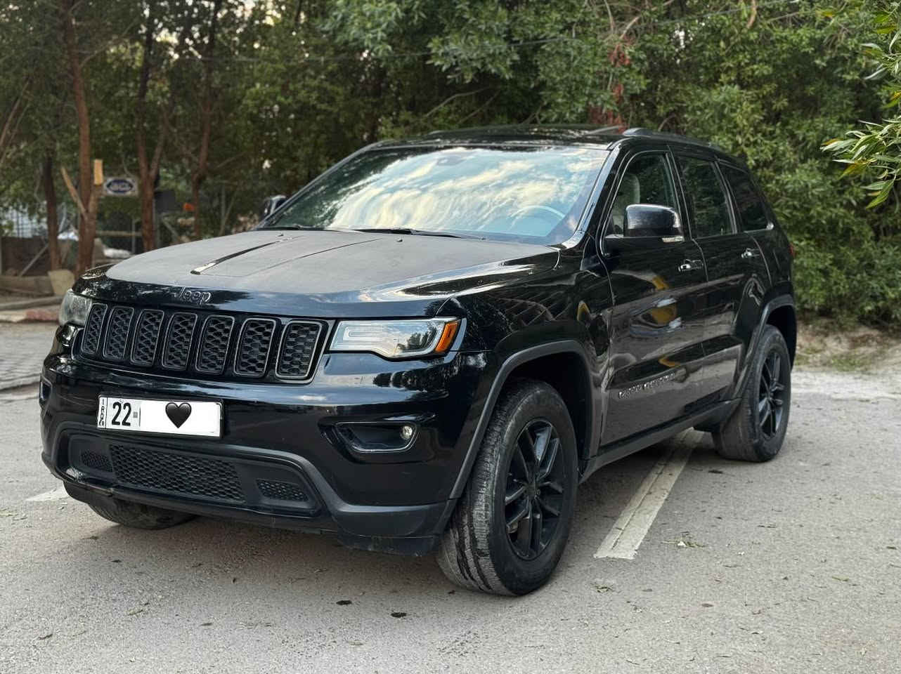 السلام عليكم
جيب ٢٠١٧ 

وارد امريكي

فول مواصفات لمتدد

بنوراما

بصمة

كشنات جلد 

صندوك كهرباء

شفتات سرعة

لايت لد

اشاير مري

راردات

كشنات تدفئة وتبريد

كشنات كهرباء

شاشة جبيرة

كشن خزن

محرك ٦ سلندر

رقم اربيل الجديد 

السيارة حلوة وكلشي مناقصها 

بيها صبغ ربع الجاملغ وشوية من الباب بجم كبس 

السعر ١٩٠ ورقة

العنوان بغداد حي الجامعة

رقم ***********
