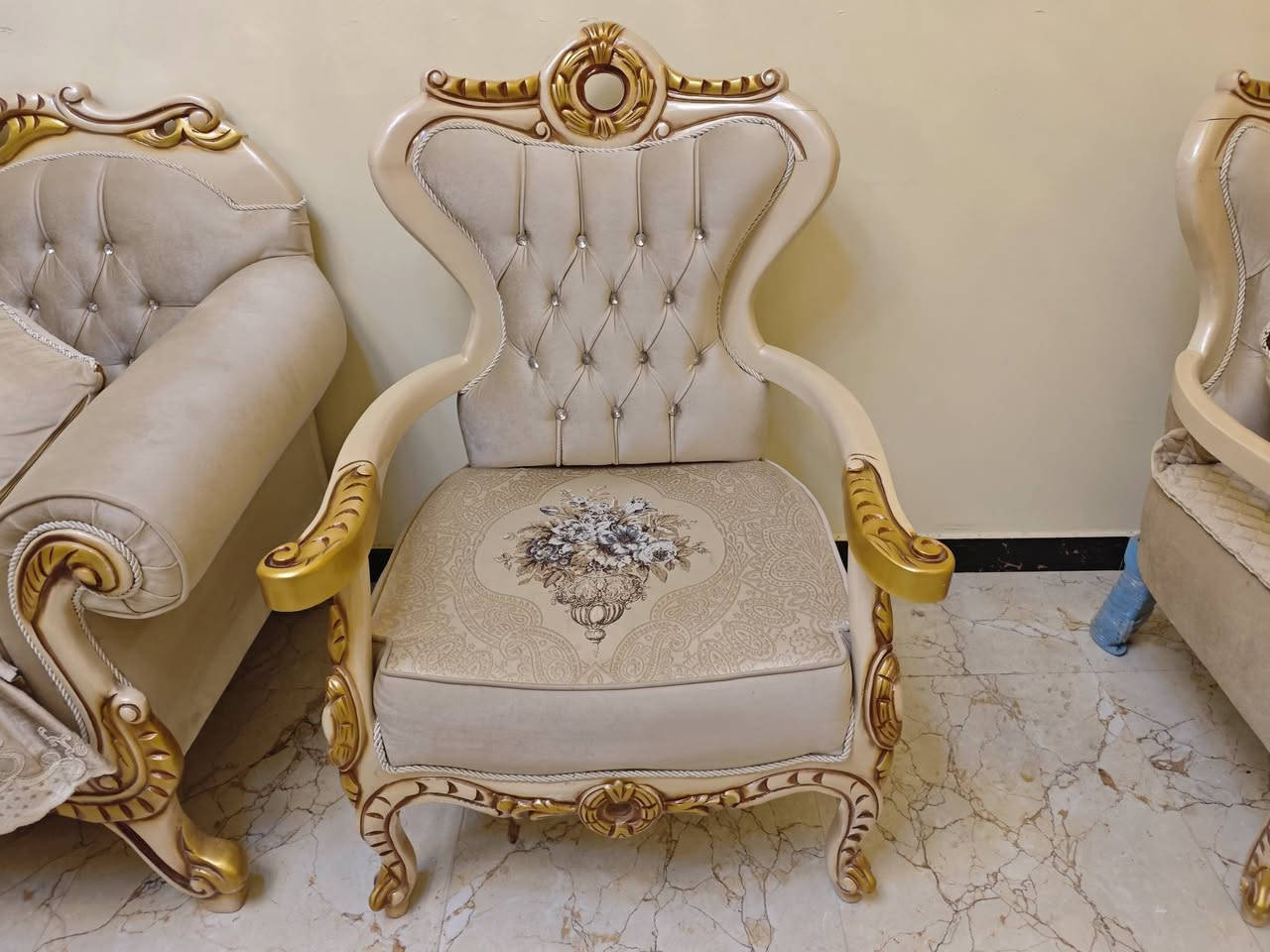 سلام عليكم
تخم ملكي مستعمل قليل جداً ونضيف
عدد المقاعد 20
يعني 2تخم 
للاستفسار ***********
