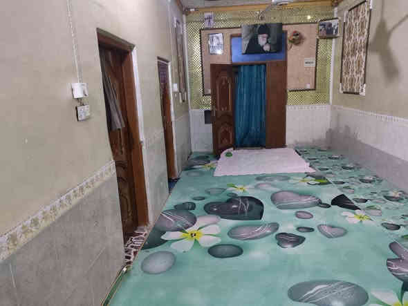 بيت رقم المساحة 500 البناء 250
اعكاده العنوان منطقة المؤمنين بلقرب من المركز الصحي للمؤمنين 
يتكون من ثلاث غرف ديوانيه مطبخ استقبال 
باقي التفاصيل 
هاتف : ‭0780 463 9356‬
