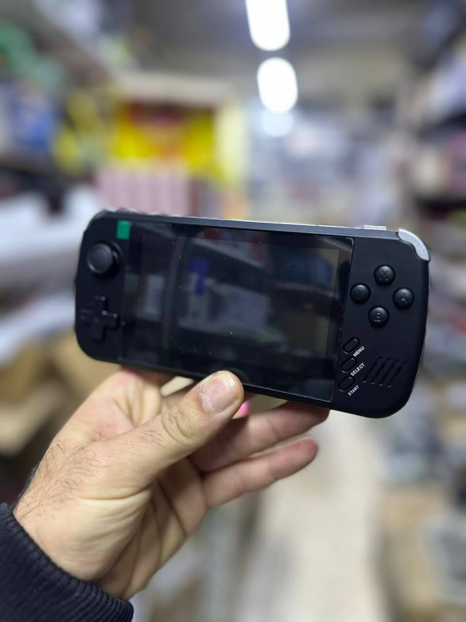 جهاز العاب محمول
خلي سعر 
وحدة التحكم في الألعاب المحمولة هي Powkiddy X39 Pro. يتميز هذا الجهاز بتصميم مدمج يركز على محاكاة ألعاب الفيديو القديمة. 
تتضمن المواصفات والميزات الرئيسية ما يلي:

الشاشة: شاشة IPS عالية الدقة مقاس 4.5 بوصة (أو 4.3 بوصة حسب المصدر).

المعالج: معالج ATM7051 رباعي النواة.

النظام: يعمل بنظام Linux مفتوح المصدر.

التخزين: يتوفر بخيارات ذاكرة 32 جيجابايت أو 64 جيجابايت، ويدعم توسيع بطاقة TF إضافية.

المنافذ: يحتوي على منفذ HDMI للإخراج إلى شاشات التلفزيون أو الشاشات الخارجية، ويدعم توصيل وحدتي تحكم سلكية مزدوجة للعب الجماعي.

الوظائف: يدعم تشغيل الألعاب من مختلف المحاكيات (بما في ذلك PS1)، وتشغيل الفيديو والموسيقى، وحفظ وتحميل progress الألعاب.


**إذا كنت صاحب هذا الإعلان وتريد حذفه لأي سبب، رجاءا أرسل رسالة إلى الدعم الفني**