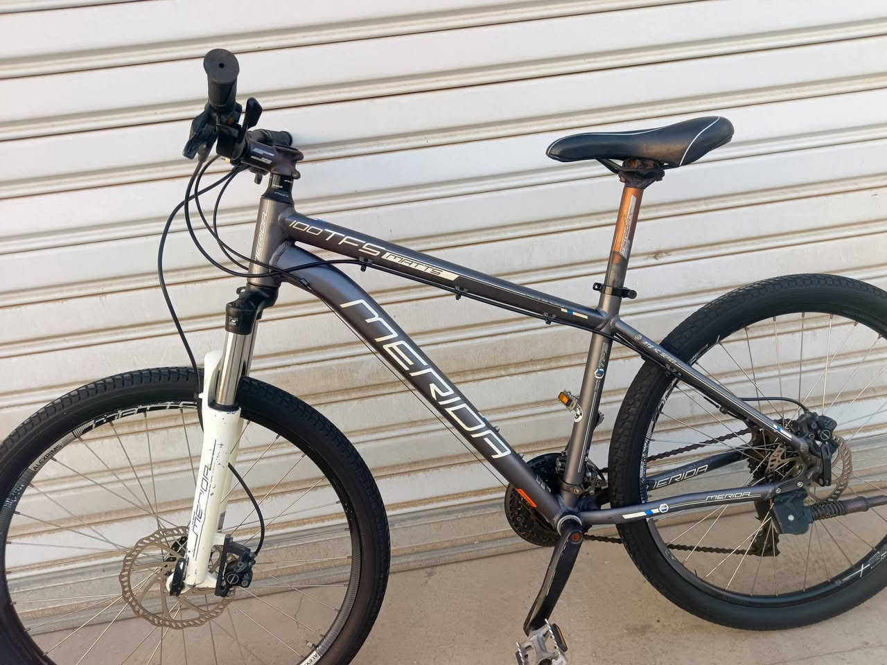 دراجه ماركه MERIDIA غني عن التعريف الحجم 26 المعدن المنيوم دبل امامي فتح قفل سستم شيمانو 3/8
بريكات هيدروليك تكترو دراجه كلها بلادي عل وضع شركه 
نضافه 100/95 السعر 360 بيها مجال قليل للاستفسار *********** واتس اب العنوان موصل معرض الفهد يوجد خدمة توصيل
