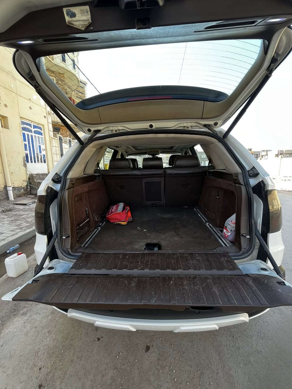 السلام عليكم 

🚗 BMW X5 موديل 2008 – فول كامل – وارد أمريكي (كليت تايتل)

🔹 الموديل: 2008
🔹 المحرك: 6 سلندر N52
🔹 السعة: 3000 سي سي (3.0L)
🔹 القير: أوتوماتيك 6 نمر
🔹 الدفع: رباعي دبل 4×4
🔹 الوارد: أمريكي
🔹 التايتل: كليت تايتل
🔹 الحالة: فول كامل

⭐ المواصفات:
 • مكينة N52 قوية وسلسة ومعروفة بالاعتمادية
 • فتحة سقف بانوراما
 • دبل 4×4 مناسب للسفر والطرق
 • گير أوتوماتيك 6 سرعات
 • مقاعد جلد + تحكم كهربائي
 • تكييف قوي
 • شاشة + نظام صوت
 • مقود متعدد الوظائف
 • أنظمة أمان (ABS + وسائد هوائية)
  .علماً ان السونار مرفق.
✅ مميزات السيارة:

✔️ وارد أمريكي
✔️ كليت تايتل جاهز
✔️ فول كامل مواصفات
✔️ سيارة مريحة وعائلية

💰 السعر: 130 ورقة ✨
🔁 السعر قابل للتفاوض

📍 المكان: الديوانية – حي الجامعة
📞 الهاتف: ***********
