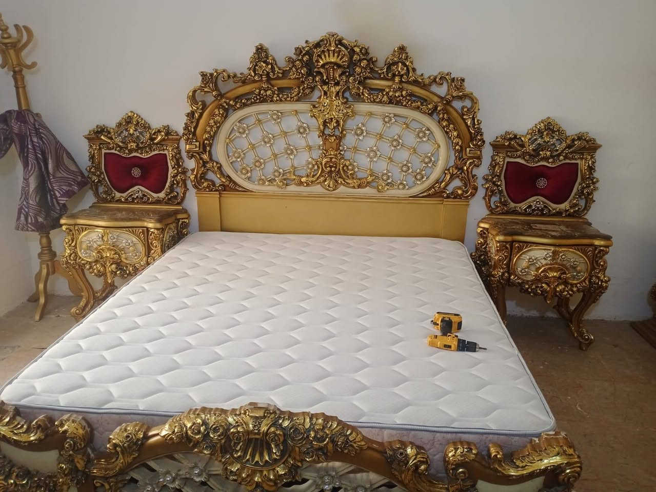 سلام عليكم غرفه نوم  مصريه ثقيل للبيع مثل ما بالصوره نظافه 100/100حاليا مفتوحه تجي كلبها اي كسر مابيها مثل مابي صوره غير متواجد علئ فيس اتصال ***********
