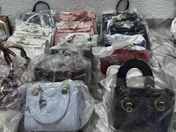 � شلعــة حقائب مميزة 🔥

 • هيرمز (10 قطع × 4 آلاف)
 • ديور (8 قطع × 3 آلاف)
 حقيبه miu miu  عدد 8 سعر 4الف
 • توت باك (11 قطعة × 2 آلاف)�ميدالية الكرز عدد 8 كلهن ب5 الف
المجموع 37 قطعة بسعر 123 الف

‪0786 165 0745‬
