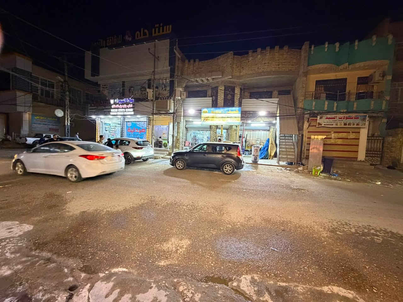 بيت الايجار طابق ثاني تجاري. جوه انشائيه حيدر زيونه
قرب اسوق منتظر

***********
يحتوي على ٢ غرف نوم كبار 

ستقبار كلش جبير مطبخ 
صاله جبيره صحيات 
صطح عدد ٢ امامي خلفي 
بيتونه تصلح غرفه كبيره كلش
