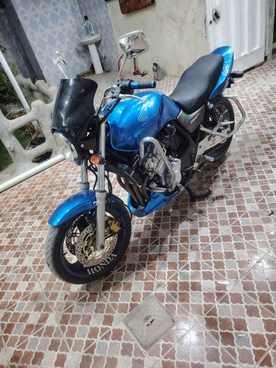 جوة السوك 🔥🔥بلاش 
CB4 Honda هوندا 
حجم المحرك 
Crash bars 400cc
السعر 13ونص بيع فقط 💙
بدون رقم اوراق كامله 
موديل 2012 جدا نضيفه abs
محرك كير مكفول كهربيات شغاله 
نوزل (حقن وقود)  ستان حساس 
كزوز بلادي صوت طرب 
درع امامي خلفي دراجه مال جناي
مكاني بغداد البياع الشهداء
***********
