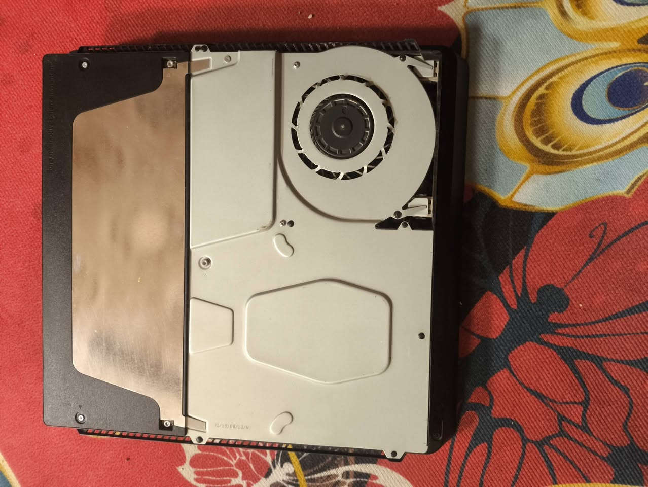 بلي 4 مهكر نضام 9.00مع ملحقاته افضل نضام مع يدات 2 وحده اصليه وحده تجاريه ما مفتوح لوك ستيكر ذاكره500 كارتونه موجوده جهاز يخبل بي 6العاب ***********.    
‏‪ 771 499 8957‬‏0
