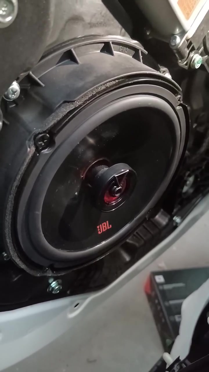 تم العمل على K5🚗🔉🔉 
تم تبديل سستم سماعات كامل من عادي إلى احترافي من الشركه 🌍 العالميه JBL الغنيه عن التعريف💣 والنتيجه واضحه من الصور والفيديو🔥 ابهرت الزبون المحترم 🫡
يوجد شد جميع السستمات🔉🔉 والسماعات والشاشات والمسجلات لجميع انواع السيارات🚗🚙🚕🏍️🛻 مع الضمان✨ 
يوجد توصيل جميع محافظات العراق التوصيل مجاني🚛
مكاني بغداد *********** حسين للصوتيات 📞📬
