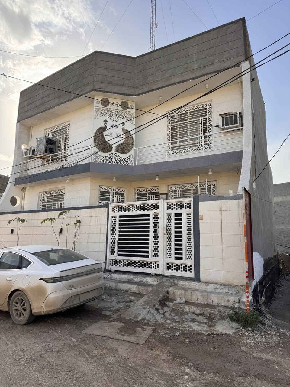 دار للبيع بابل زوير الغربي يبعد  عن جسر  بته 1 كيلو وعن شارع رئسي 50 متر يحتوي على 3 غرف نوم وصاله ومطبخ حار وبارد وكلدورطول 10 متر وصحيات عدد 2  مساحه كليه 200 متر طابو زراعي سند 25 باسمي سعر 280 مليون قابل للتفاوض  ***********
