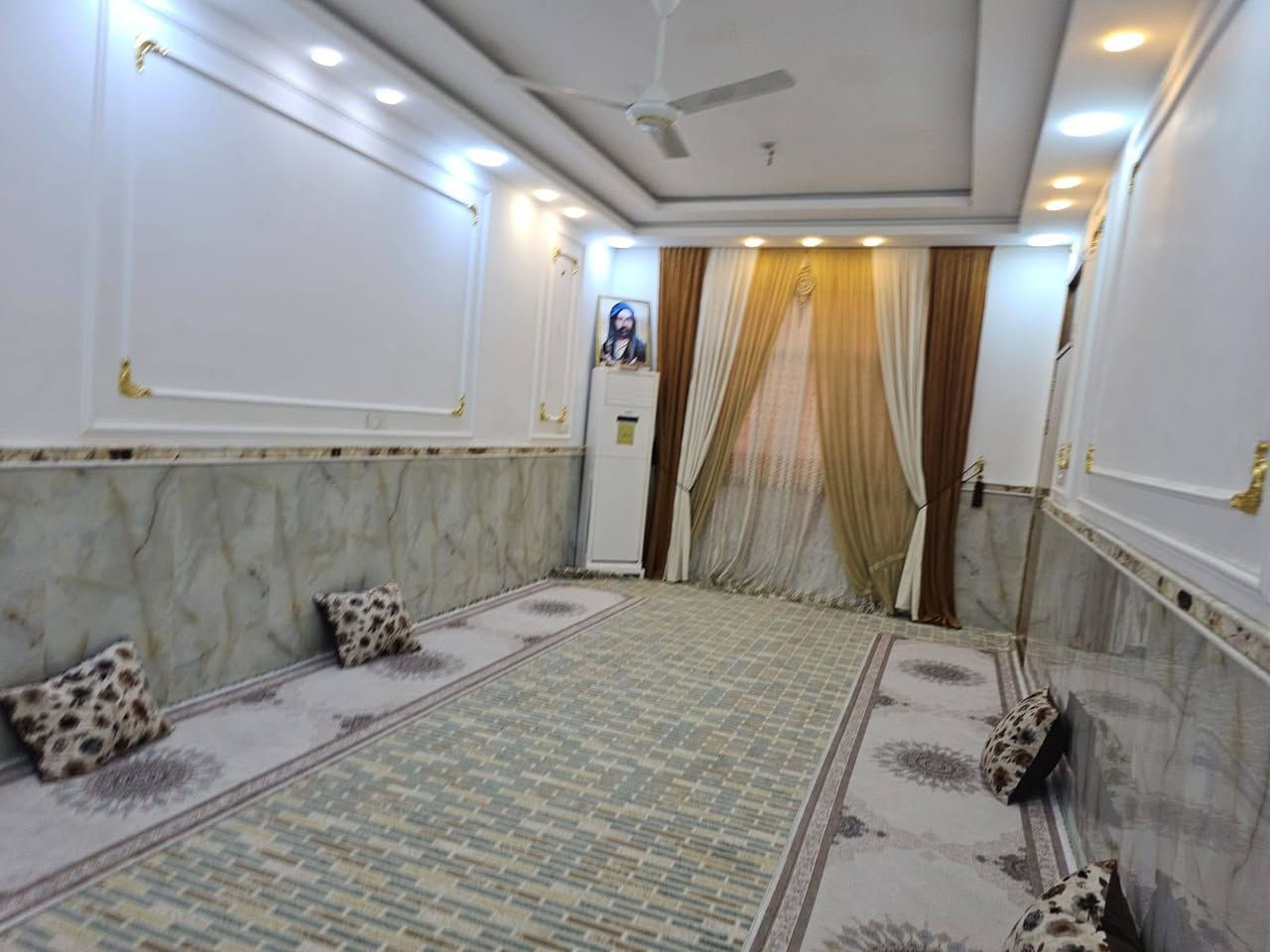 الدار للبيع مساحه ٢٠٠ متر طابقين شارع سايدين حي الاساتذه الجمعيات الاولى مقابل حجي حسن الاولى /تحتوي الدار على صاله مع غرفتين نوم استقبال ...٨.....متر عرض .....٤.....متر البيت شبابيك المنيوم كذلك الارضيه مرمر البيت ديكورات  الطابق الثاني صاله مع غرفتين نوم كل غرفهةسويت توجد نواقص فيها لكن مشغولات للسكن البناء درجه اولى كهرباء درجه اولى منظومة غاز موقع جيد جدا الشارع سايدين قيد الانشاء ..
***********
