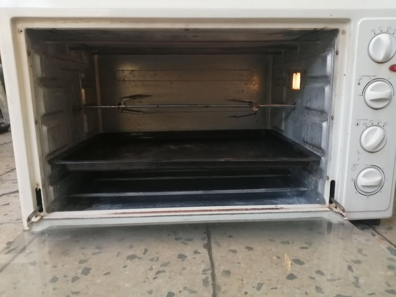 اوفن ألماني حجم جدا كبير داخلو كلوب وشوايه السعر ٤٠ الاتصال عالرقم *********** ويوجد خدمه توصيل
