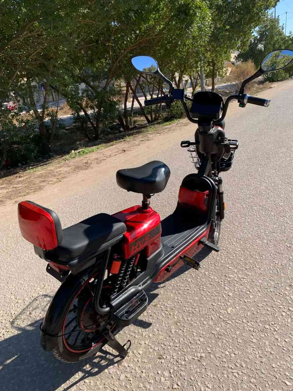 السلام عليكم دراجات شحن للبيع الحمره ٥ بطاريات ع الفحص ٤ نمر بلوتوث كارت سويج عدد ٢ سرعه ٦٠ نقصها دكمه لايت امامي وكتف اشاره والبرتقاليه ٤ بطاريات نضاف و ع الفحص نقصها هورن تريد نقد او قسط بس اذا قسط اهم شي ثقه السعر خاص *********** بي واتساب مكاني الحصوه
