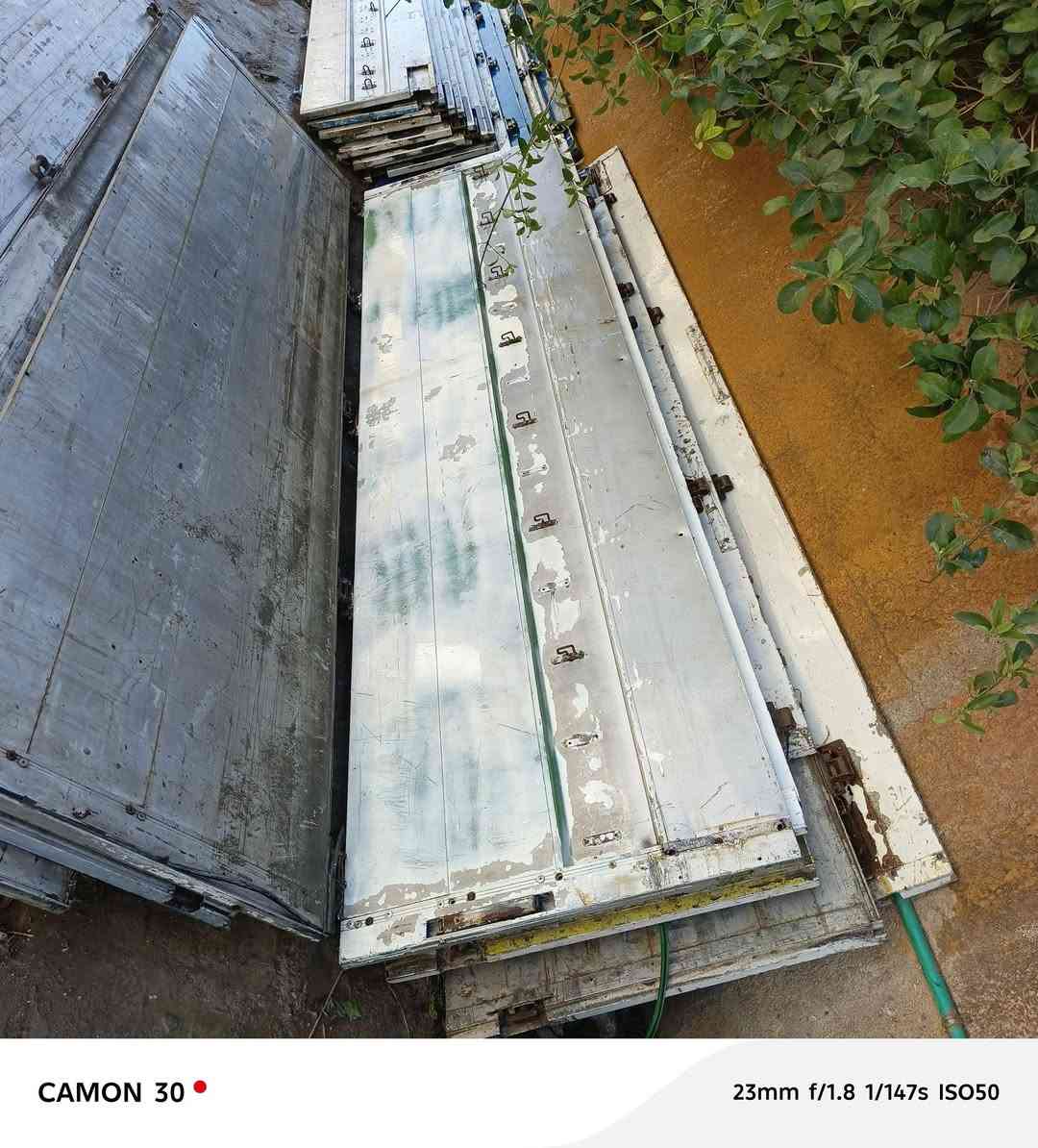 سلام عليكم ورحمة الله أجناب ارتفاع ٨٠ س كامل مع باب دفتري للبيع ديالى ناحية كنعان ‏‪***********‬‏
