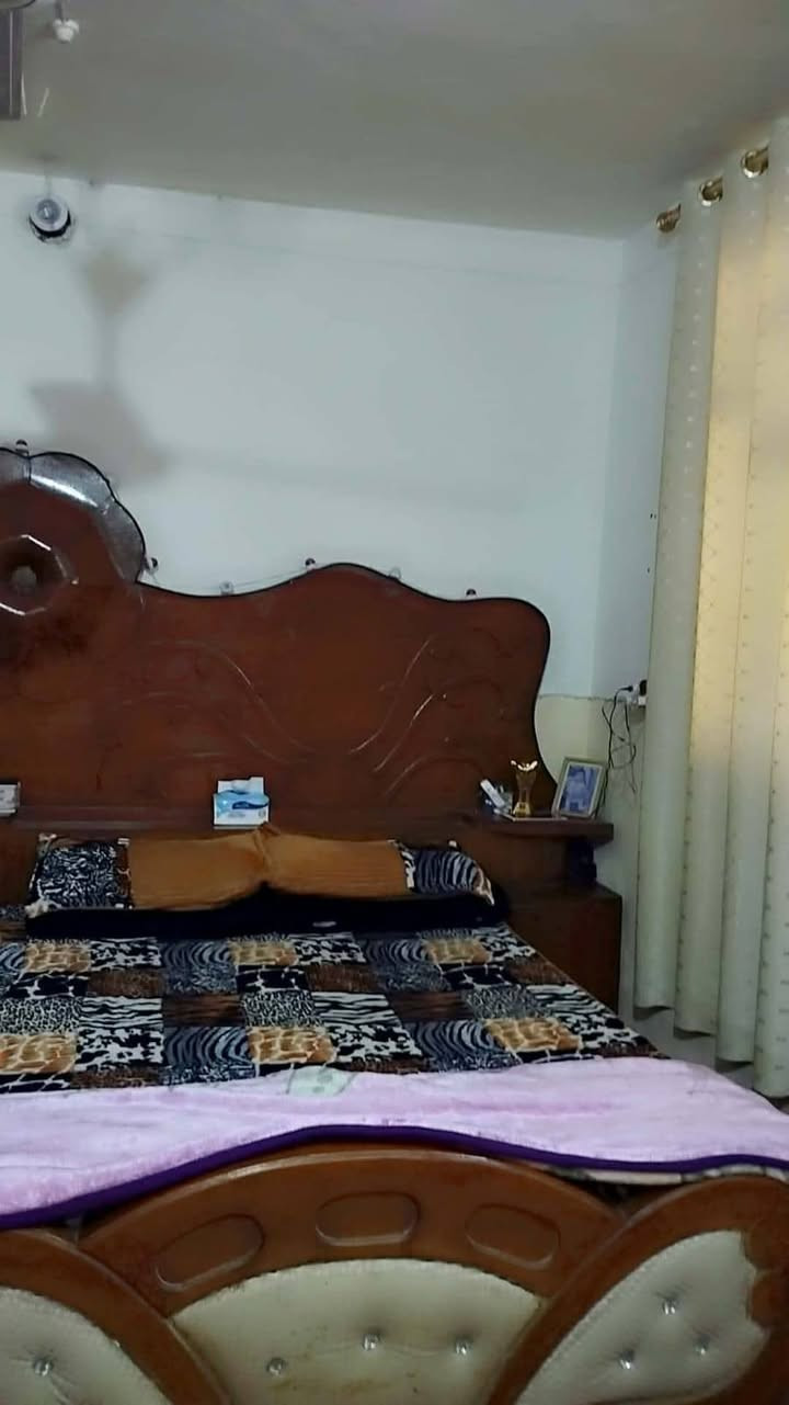 السلام عليكم عندي دار للبيع المساحه الكليه 110 متر طابو زراعي سند 25 تحويل مباشر باسم المشتري متوفره كل الخدمات الورديه سيف سعد قرب سنتر 30 السعر (35) وبي مجال الاستفسار مراجعه مكتب عقارات الحسام اتصل على رقم الهاتف ***********
