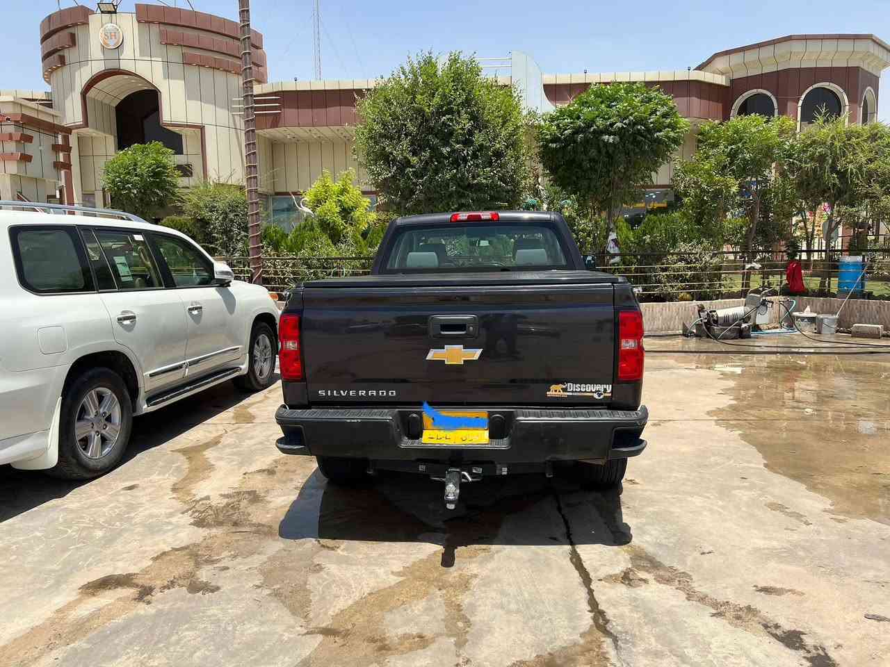 سلفرادو 2015 لون نفطي دبل قمارة باب قصير بدي طويل رقم سليمانية بأسمي لغاية 2027 ، محرك 6 سلندر  4300 cc السيارة محدث لايتات وبيها غطاء بدي ، السيارة كلش نظيفة وصور الحادث بالمنشور ،  السعر 155$ 📞 *********** بيه واتس اب
