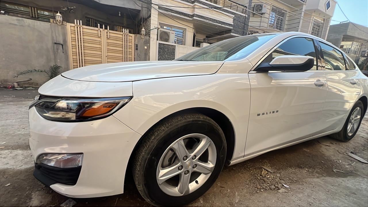 سيارة شيفروليه ماليبو، موديل حديث، لون أبيض. بحالة ممتازة من الداخل والخارج، بدون أي صبغ إضافي أو ضرر. السيارة مزودة بجميع الميزات الأساسية لراحة وأمان السائق والركاب. المقصورة الداخلية واسعة ومريحة، مناسبة للرحلات الطويلة واستخدام اليومي.