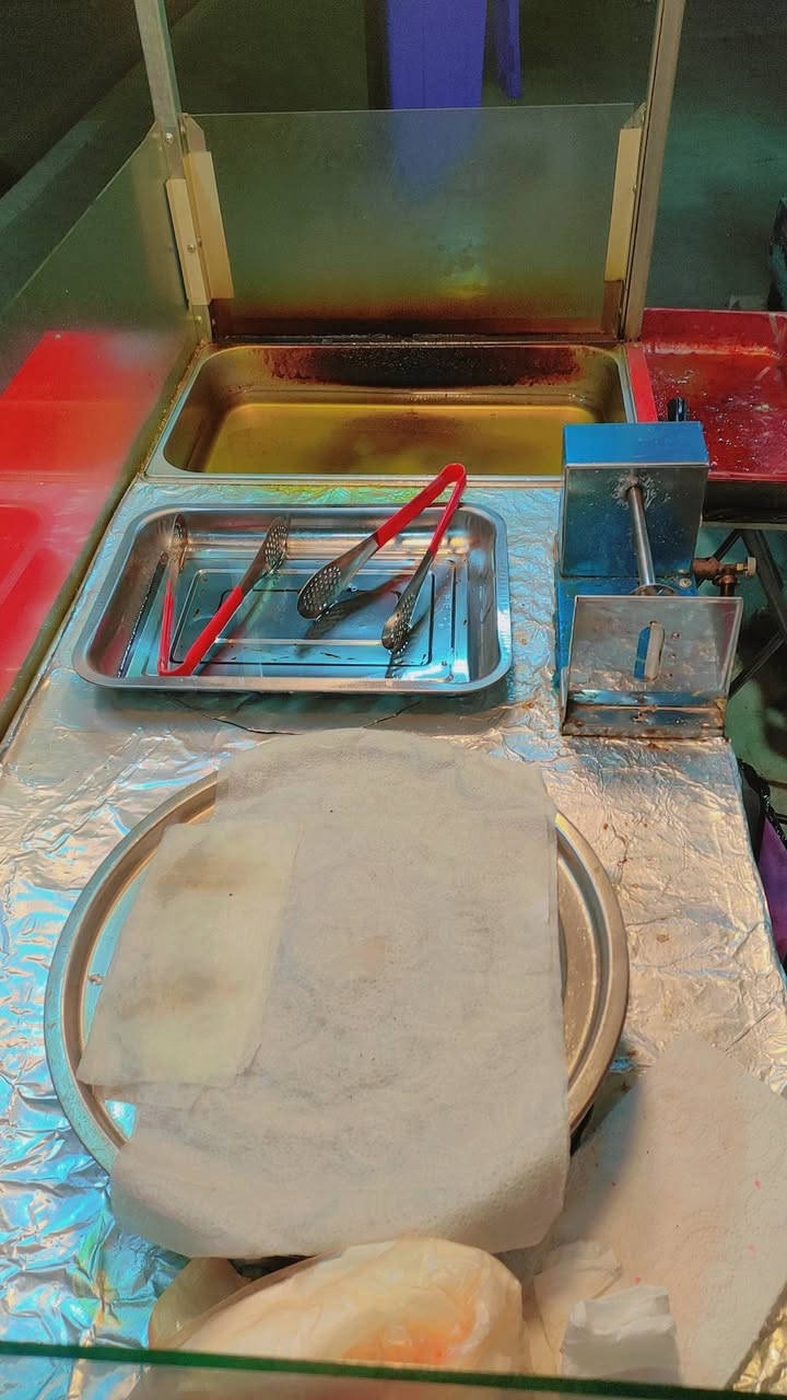 للبيع عربانة ذرة وبتيتة حلزونية كاملة اثنين عين طباخ + جدر الذرة + بلانك البتيتة + كبنكات  وملحقاتها السعر 350 الف وبيها مجال الرقم *********** ماني بغداد الشعب
