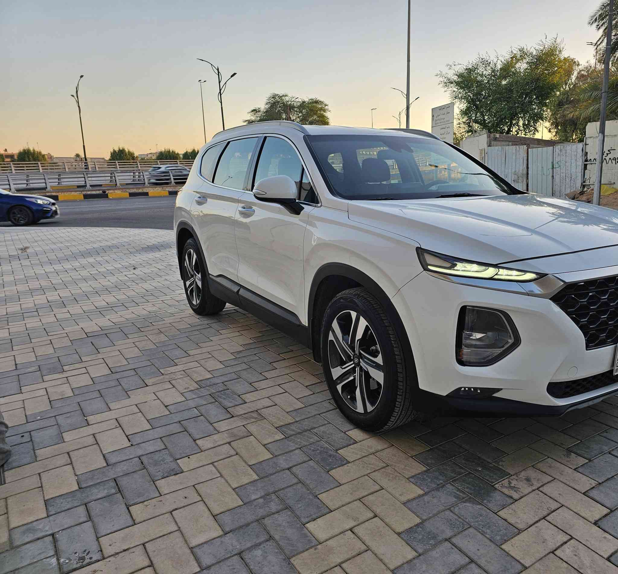 سلام عليكم  هونداي سنتافي خليجي مديل 2019 رقم بغداد باسمي محرك 6سلندر 3500 7 راكب دفع رباعي بصمه تشغيل وتشغيل عن بعد فول تحكم استيرن مانع انزاق ونحدار كروز سرعه اربع انضمه قياده ويل كب حجم 19 كروم ثلاث قطع تبريد  شاشه كامره خلفيه كامره اماميه مري شفط كشن كهربائي حساس خلفي السياره جاهزه من نقص مكاني بغداد سعر 215 رقمي  ***********
