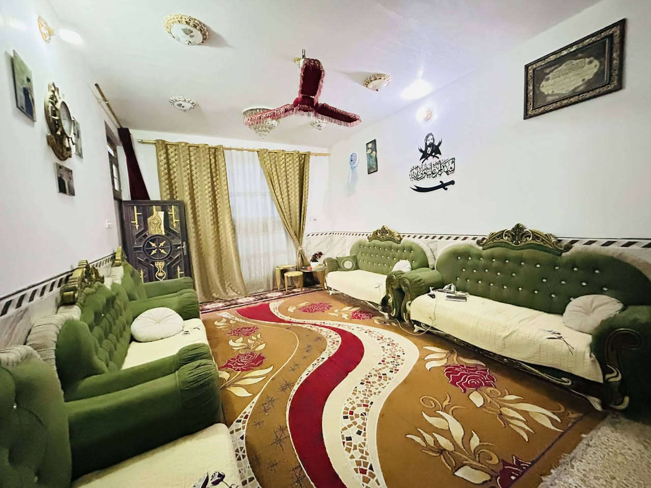 السلام عليكم .بيت طابو صرف العنوان  في حي العسكري  قرب ساحه تارتان تحسين قرب مدرسه كميل مقابل ساحه كرة القدم . البيت ركن على شارعين.شارع امامي شارع عام تبيلط 10متر وشارع فرعي 7متر  .المساحه 165 الواجهة 15متر النزال 11متر البيت نظيف جدا يتكون من غرفتين نوم واستقبال وصاله واسعه. ومطبخ حار وبارد وصحيات خارجيه...بناء حديث .طابوق والسقف صب كونكريت مسلح  . الطابق الثاني يوجد فيه مخزن ...للشراء والاستفسار عن السعر الخاص مفتوح او اتصل بالرقم ***********
