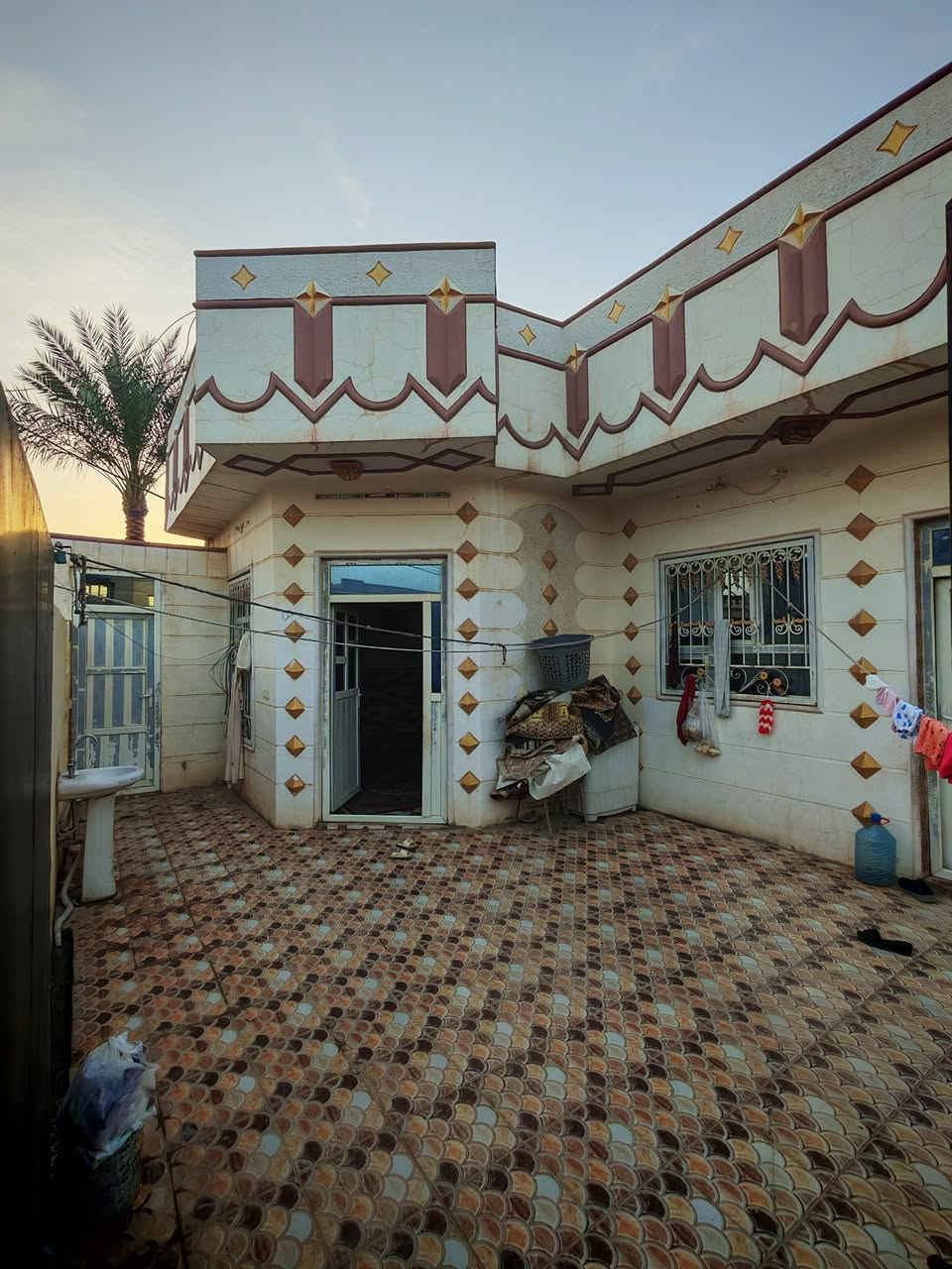 الدار للبيع ‼️
العنوان تكريت/القادسيه/شارع ابو عقرب/قرب جامع اقرأ
  
مساحة الدار ▪️150 متر▪️
10 × 15 مربع
استقبال + مطبخ + صاله + صحيات داخليه و خارجيه + 2 غرف نوم
 السعر 🔸90🔸 وبيه مجال شي قليل
رقم الهاتف 📞
🔹***********🔹
