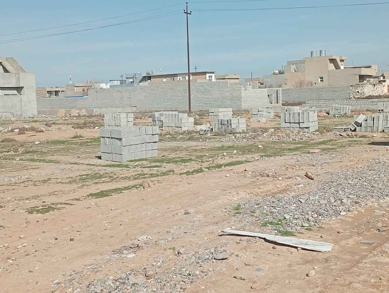 قطعة ارض للبيع مساحة القطعة 350 متر بيها بلوك يم بيت اسماعيل أكراد الحويجة بالمعسكر خوش مكان صايرة وخدمات كهرباء وماء واصلها سعرها 10 ملايين شراي خابرني واشوفك القطعة ***********
