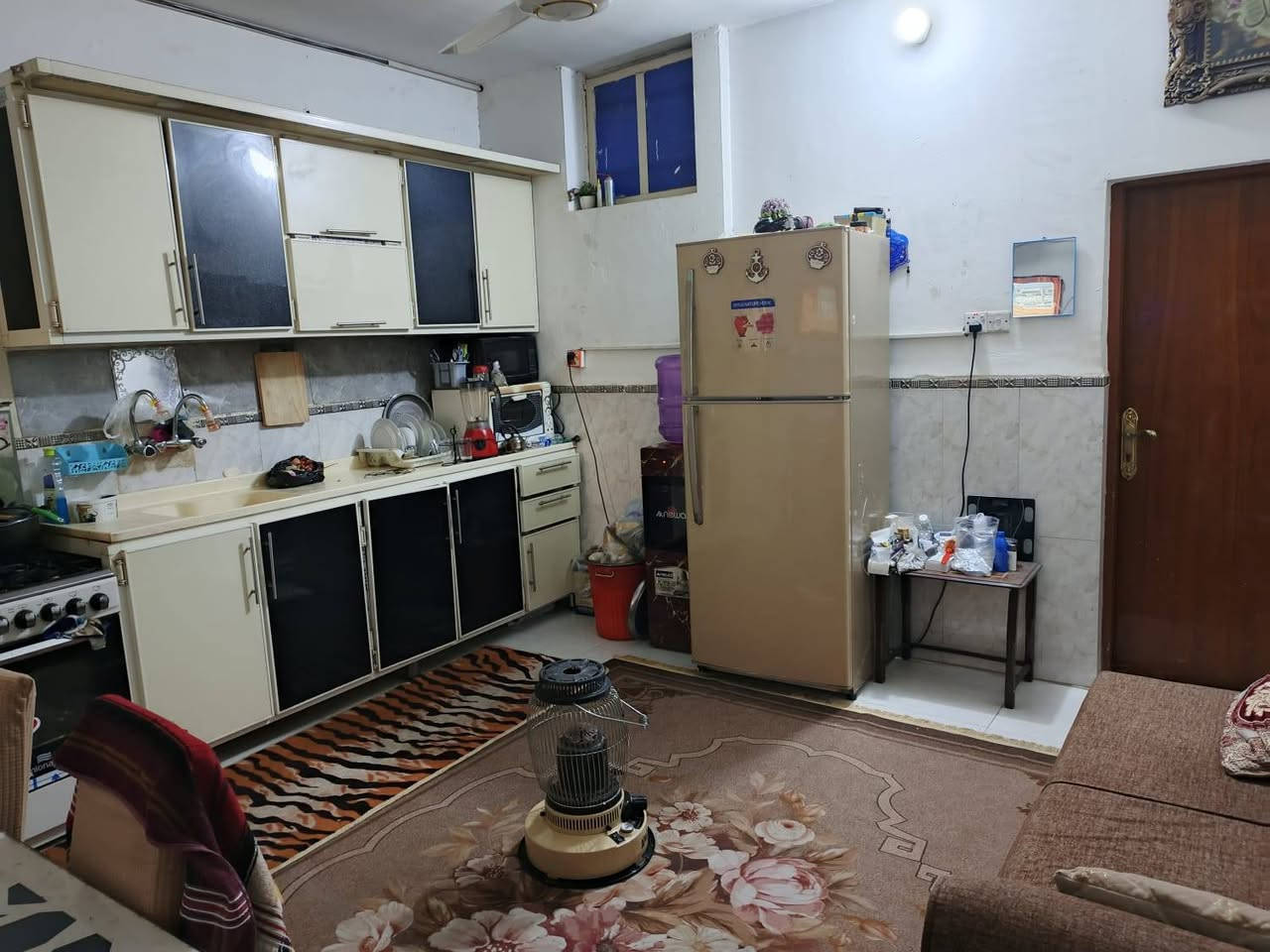 بيت للبيع في منطقة الشعب شارع عدن مقابل جامع الشروفي المساحة 90 متر الواجهة 4ونص و النزال 20
الطابق الأول غرفة و استقبال و حولي و خدمات و الطابق الثاني غرفتين نوم و خدمات و وسطحين مستقلات و بيتونة
للاستفسار رقم الهاتف
*********** واتساب
