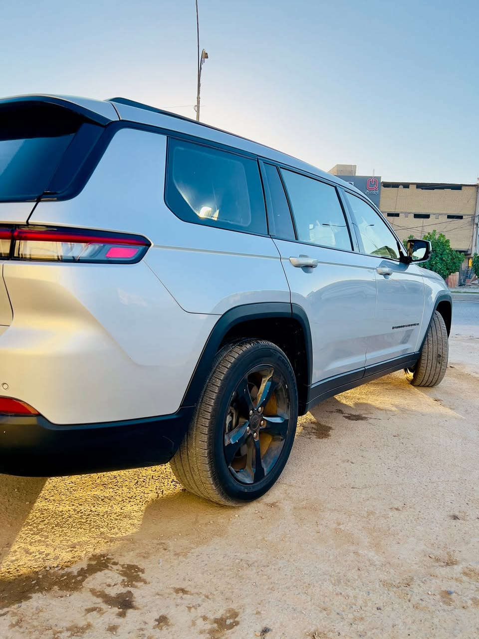 � للبيع Jeep Grand Cherokee  2021 🔥
سيارة عائلية فخمة تجمع بين الهيبة، الراحة، والأداء القوي.

✅ موديل 2021

✅ 7 ركاب (3 صفوف)

✅ محرك 3.6 V6 Pentastar اقتصادي وقوي

✅ كير أوتوماتيك 8 سرعات

✅ مقاعد جلد وشاموه فاخرة

✅ مقاعد صف ثاني منفصلة (Captain Chairs)

✅ شاشة وسطية كبيرة

✅ شاشة عدادات رقمية

✅ مثبت سرعة

✅ كاميرا خلفية وحساسات

✅ تشغيل بصمة وستارت

✅ مكيف أمامي وخلفي مستقل

✅ جنوط رياضية سود

✅ إنارة LED كاملة

⭐ سيارة واسعة جداً ومناسبة للسفر والعائلة.

⭐ ثبات عالي وراحة استثنائية على الطرق السريعة.

⭐ شكل حديث وهيبة أمريكية معروفة.

السيارة رقم جديد وبأسمي مداور ثاني يوم 

الحادث ربع البنيد صبغ + خشم الجاملغ بارد 

الباقي مكفول السيارة جديده جاهزة للفحص بأي مركز تختاره 

السعر 245 وقابل للتفاوض للجادين فقط

📞 للاستفسار

*********** اتصال + واتساب
