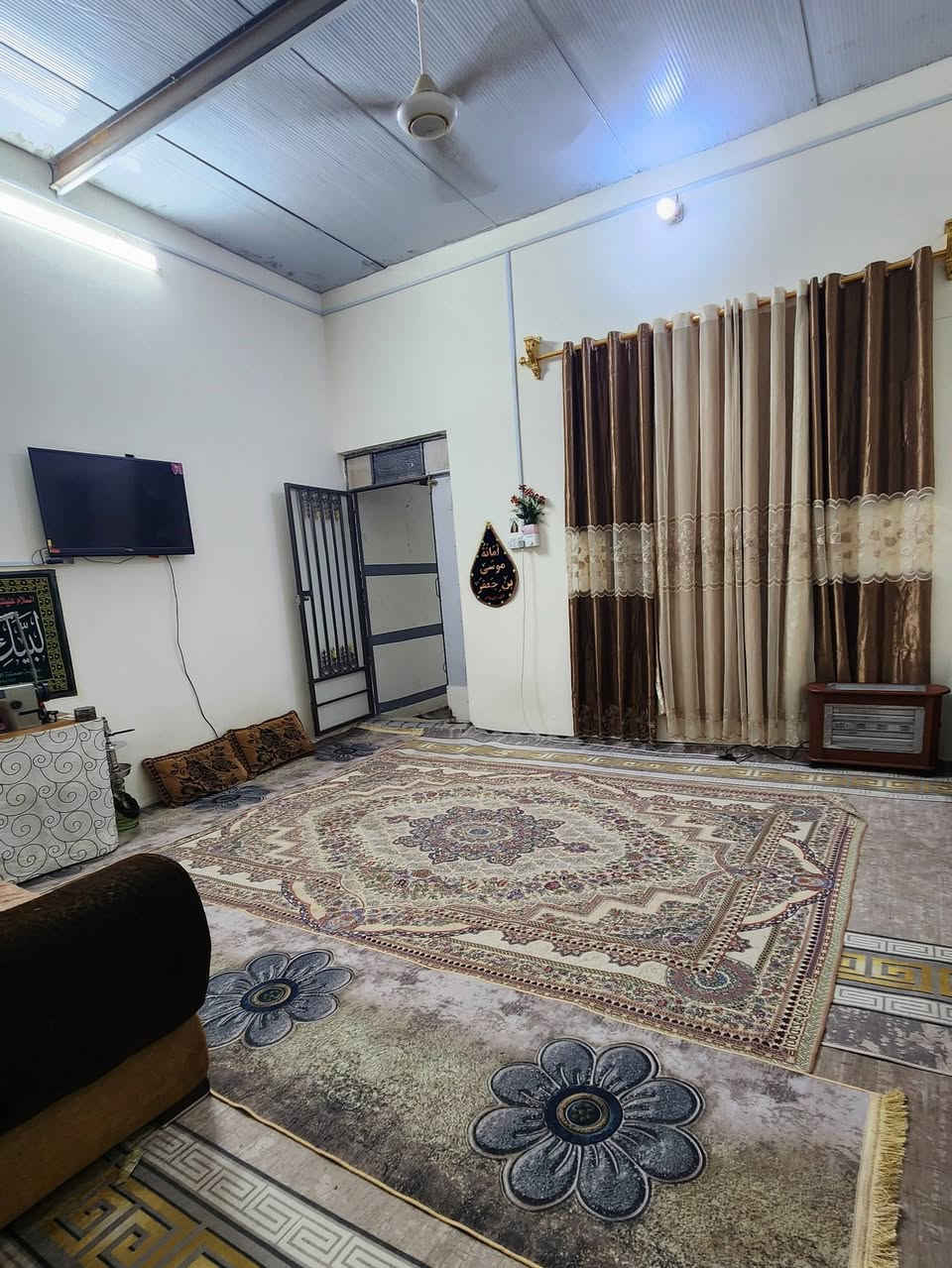 سلام عليكم شباب 🏠 للبيع المكان القرنه حي سلام البيت يحتوي عله قرف ثنين وهول ودوانيه وصحيات خارجيه سراميك البيت ذابه كله وما مشتقله بل طارمه مساحت البيت 162متر والسعر تعال خاص وانه خادم  وهاذه رقمي *********** للتصال والاستفسار
