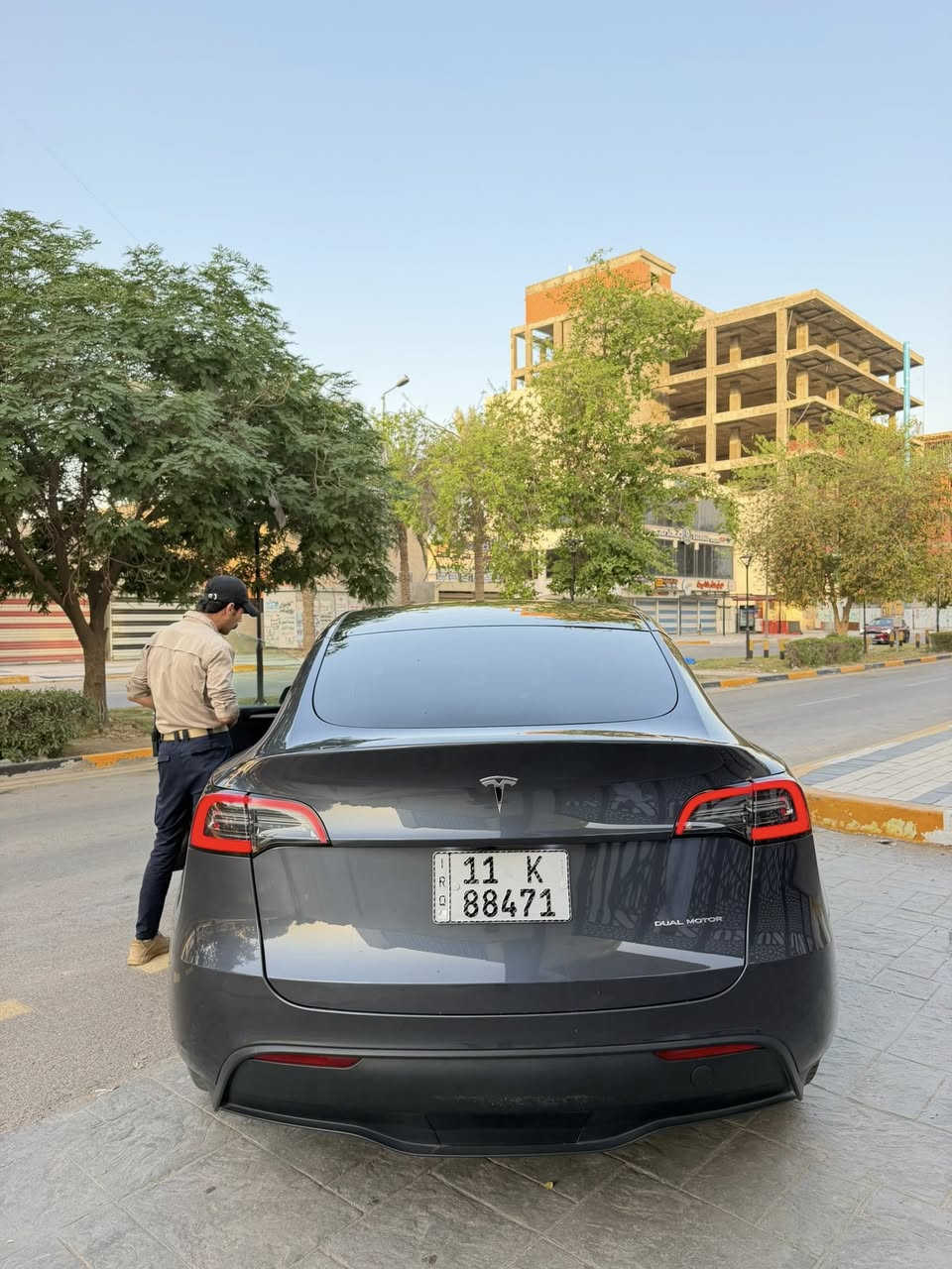 TESLA MODEL Y 
DUAL MOTOR LONG RANGE 2023
تسلا واي لونك رينج دبل ماطور 

كامرات 360 
اوتو بايلوت 
حساسات 360 
معروفه مواصفاته
بدون صبغ ( باب خلفي مبدل اصلي نفس اللون)

السعر22،750$ 
وبيه مجال بسيط 
***********
***********
