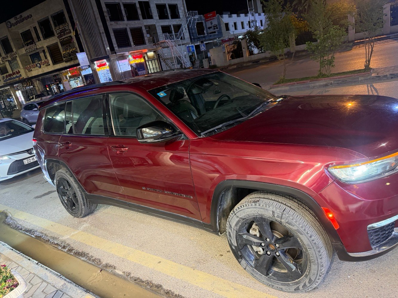 سيارة جيب جراند شيروكي لونها خمري معروضة للبيع. السيارة في حالة ممتازة ومجهزة بكل وسائل الراحة. مثالية للعائلات أو الرحلات الطويلة. إذا كنت تبحث عن سيارة تتمتع بالأداء الجيد والشكل الأنيق، فهذه السيارة تستحق النظر.