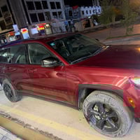 سيارة جيب جراند شيروكي لونها خمري معروضة للبيع. السيارة في حالة ممتازة...