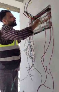 كادر متخصص بكافة انواع الصيانة والتأسيسات الكهربائية ( تري كيبل - بايب...