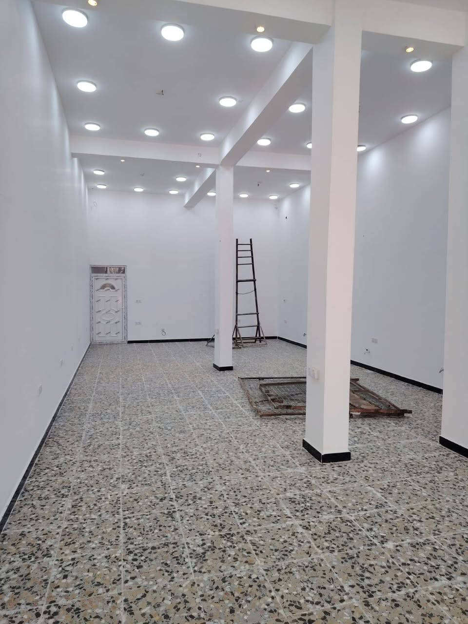 🔑 محل متميز للايجار - موقع حيوي
الموقع: البصرة - الأمن الداخلي (خلف أسواق الأسدي).
📐 تفاصيل المساحة والهندسة:
المساحة الكلية: 125 متر مربع.
الواجهة: 5 متر.
النزال: 25 متر.
✨ المميزات والخدمات:
التجهيز: ديكورات مرتبة جداً مع إنارة كاملة وحديثة.
المرفقات: يحتوي على صحيات معزولة في نهاية المحل لخصوصية تامة.
الخدمات: شامل أجور الماء والكهرباء (بدون تكاليف إضافية).
💰 تفاصيل الإيجار:
السعر: 900 ألف دينار شهرياً (قفل).


**إذا كنت صاحب هذا الإعلان وتريد حذفه لأي سبب، رجاءا أرسل رسالة إلى الدعم الفني**