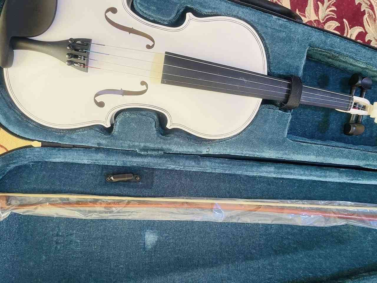 كمان للبيع لون ابيض السعر 50 مع توصيل واتساب ‭٠٧٧٤ ٩٤٢ ٢٠٨١‬
